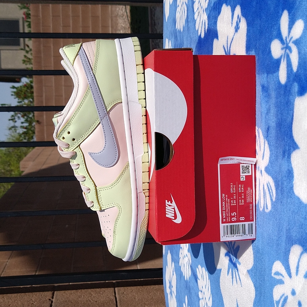 Women's Dunk Low 9.5 - Picture 1 of 11